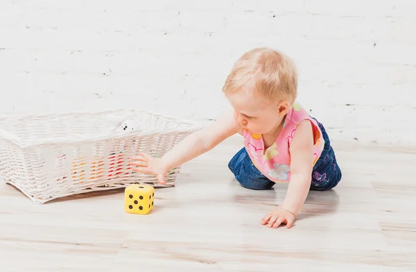 Söt liten flicka leker med leksaker — Stockfoto