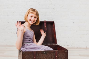 Eski göğsünden oturan güzel kız