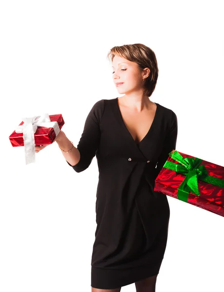 Прекрасна жінка робить вибір між двома подарунками в її руках — стокове фото