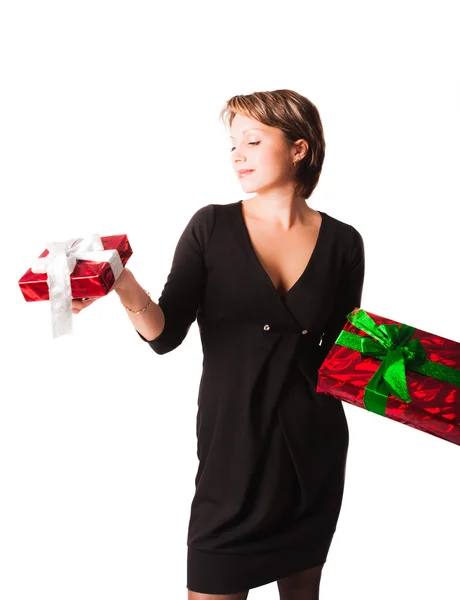 Mooie vrouw maken keuze tussen twee presenteert in haar handen — Stockfoto