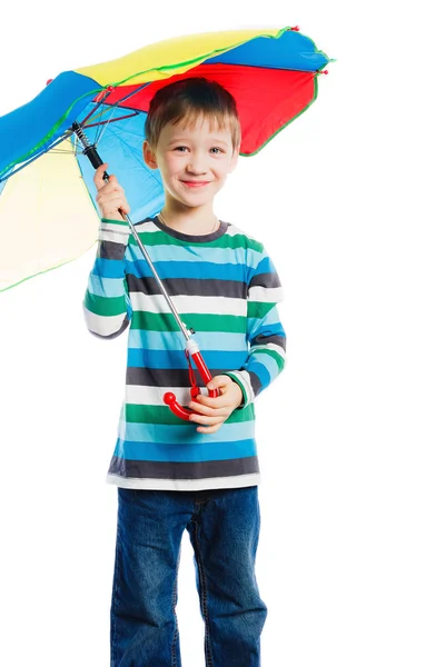 Lächelnder Junge mit buntem Regenschirm — Stockfoto