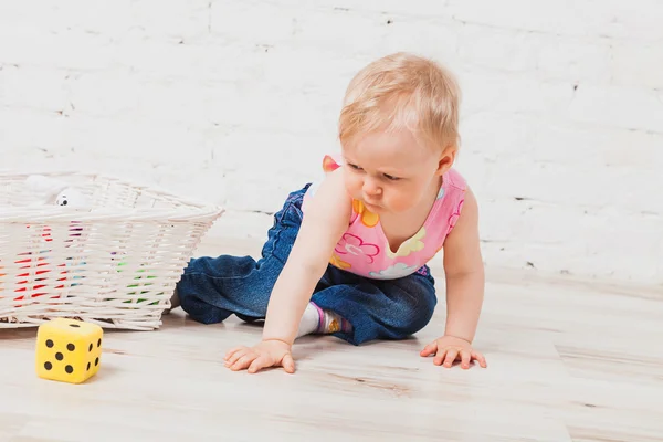 Küçük kız bebek oyuncakları ile oynarken — Stok fotoğraf