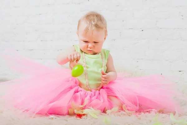 Schönes Baby spielt mit gefärbtem Ei — Stockfoto