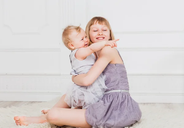 Ragazza adolescente che abbraccia la sua sorellina — Foto Stock