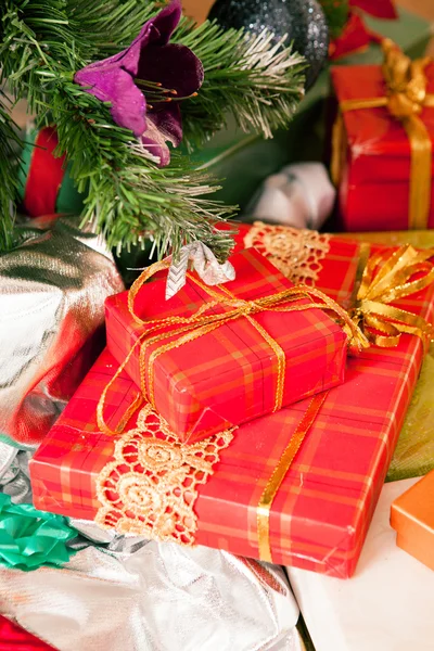 Algunos regalos bajo el árbol de Navidad —  Fotos de Stock