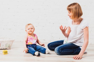 Katta oturan iki kız kardeş