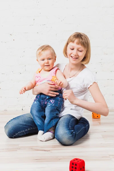 Kids playing with cubes — Stock Photo, Image