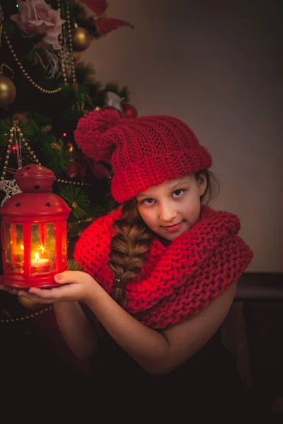 Niño en sombrero rojo con linterna roja — Foto de Stock