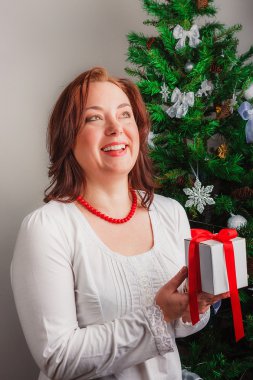 Orta yaş kadın hediye kutusu ile