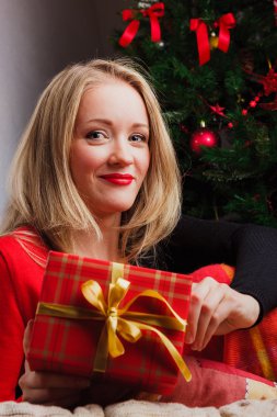 Hediye kutusu tutan güzel kadın