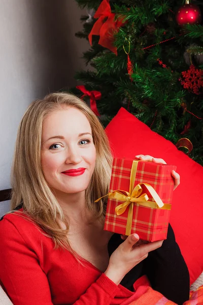 Hermosa mujer manteniendo caja de regalo roja — Foto de Stock