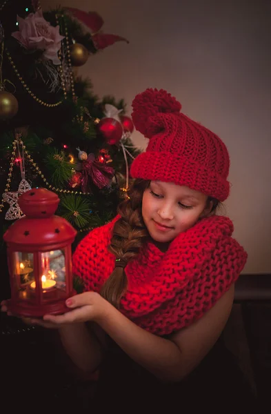 Ładna dziewczyna patrząc na latarnia z płonącą świecą wewnątrz — Zdjęcie stockowe