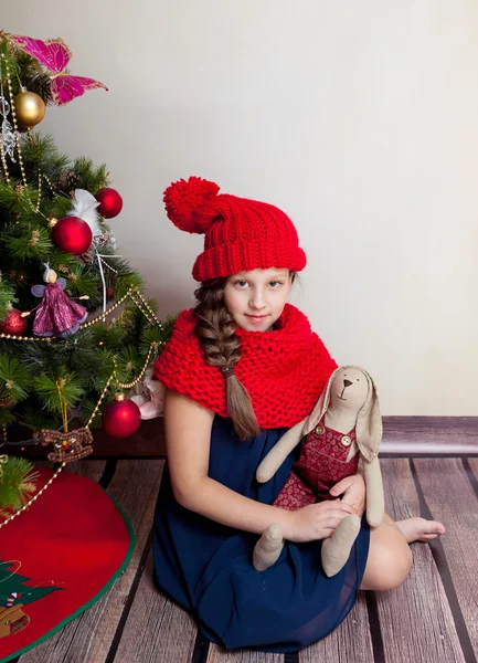 Trevlig tjej sitter av Chrismas träd — Stockfoto