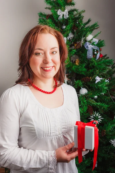 Hermosa mujer sosteniendo caja de regalo — Foto de Stock