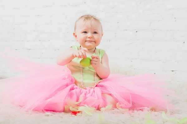 Bela menina sentada na pele — Fotografia de Stock