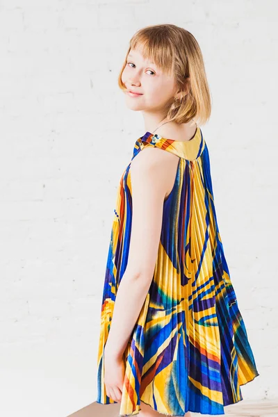 単独で立っての夏ドレスの女の子 — ストック写真