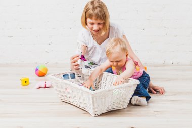 İki kız oyuncaklar ile oynama