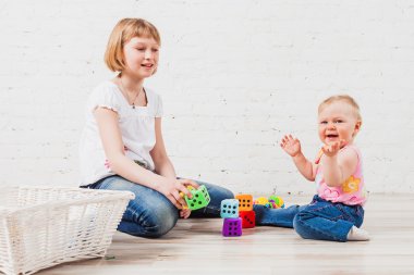 Litle kız çırp ellerini küpleri noktalar ile yakın