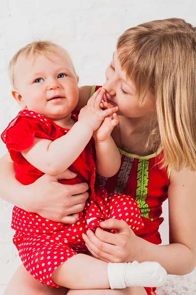 Close up of baby girl sitting on her older sisters knees — Stock Photo, Image