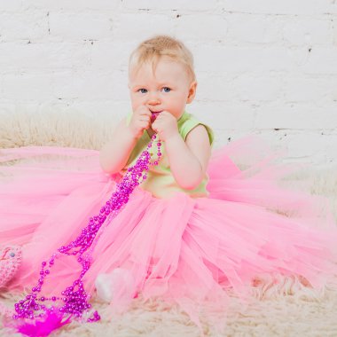 Mücevherat ile oynarken güzel bebek kız