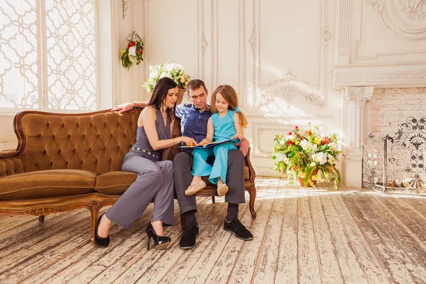 Father and mather  reading book to her daughter — Stock Photo, Image