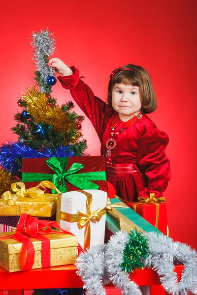 Girl decorating fir-tree — Stock Photo, Image