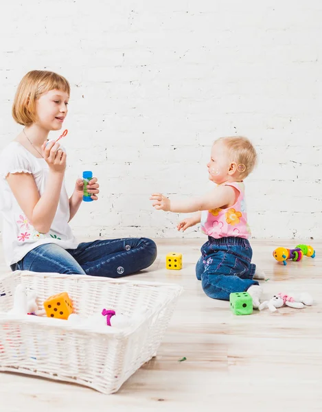 Dva sourozenci hrát s bublinami — Stock fotografie