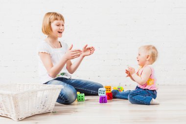 Kız bebek ve eller alkışlar ablası