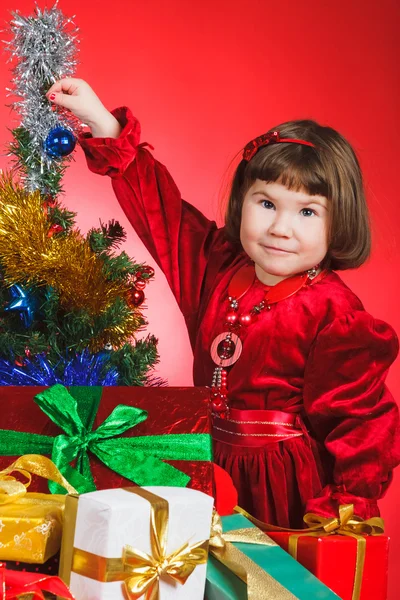 Nettes Kind steht neben Weihnachtsbaum — Stockfoto