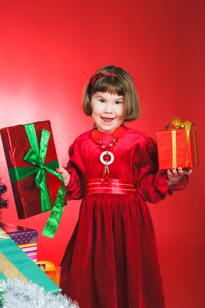 Bambino sorridente con regali — Foto Stock