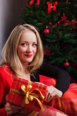 Sarışın kız tutar kırmızı hediye kutusu