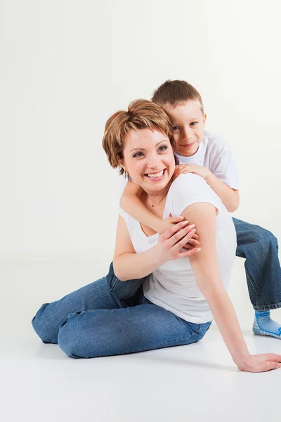 Usmívající se žena se svým malým synem — Stock fotografie