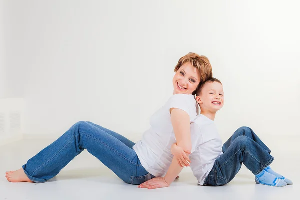 Mãe e filho felizes sentados juntos — Fotografia de Stock