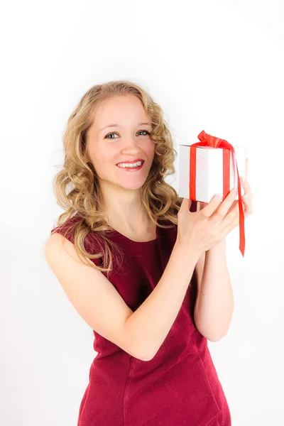 Mulher sorridente bonito de pé com caixa de presente branco — Fotografia de Stock