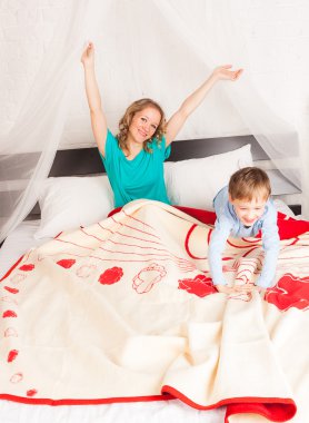 Güzel kadın oğluyla uyanma