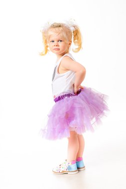 küçük kız ayakta