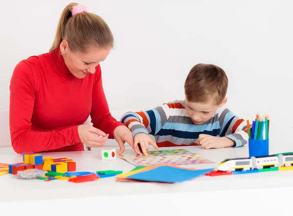 Mamma och hennes son SPLA vid skrivbord — Stockfoto