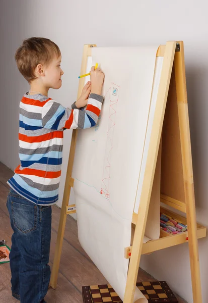 Prescholler boy ritning kritor på staffliet — Stockfoto