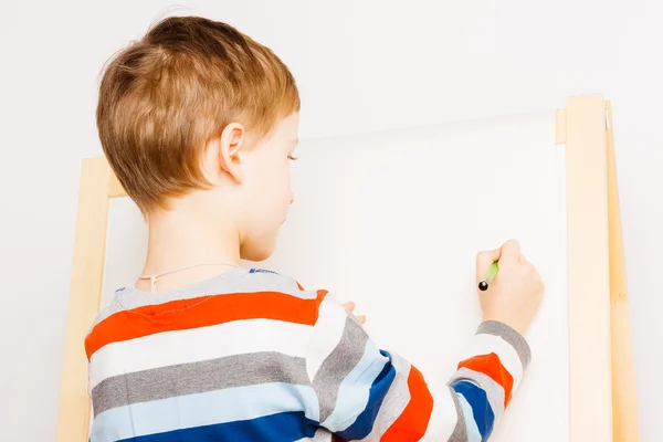 Vorschulkind zeichnet auf Staffelei — Stockfoto