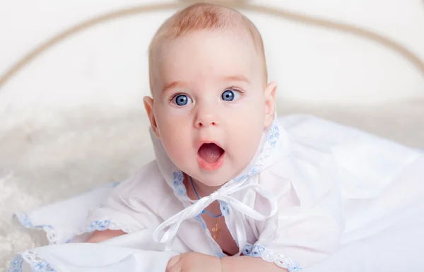 Schattige baby liggend op de buik glimlachen — Stockfoto