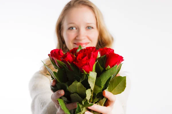 Lächelnde Frau mit roten Rosen, Fokus auf Rosen — Stockfoto