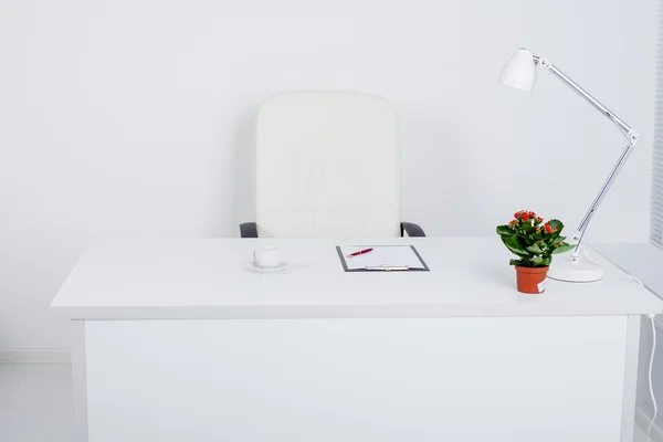 Kursi dan meja di kantor modern — Stok Foto