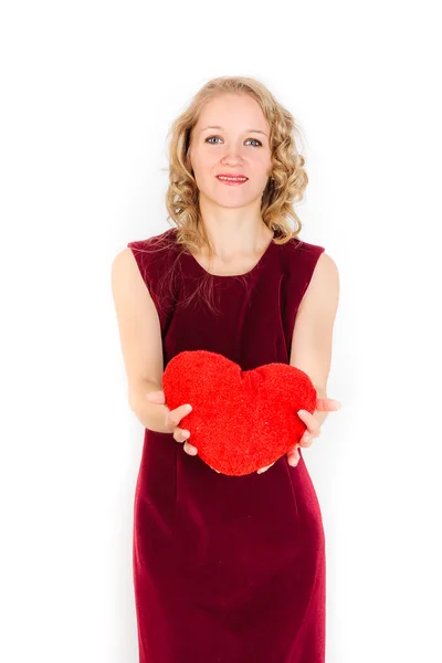 ब्लोंड महिला उभे साथ लाल हृदय — स्टॉक फोटो, इमेज