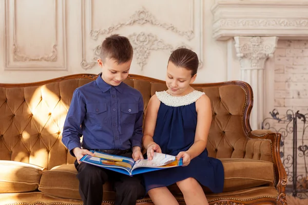 Dos niños leyendo libro — Foto de Stock