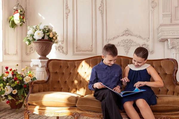 Smiling girl and boy reading book — Stock Photo, Image