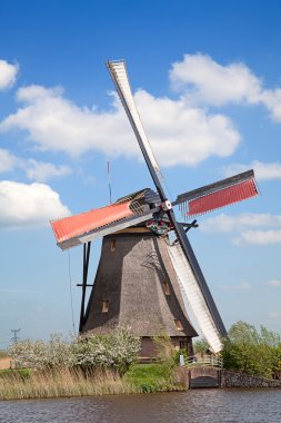 Doğal yakınındaki antik yel değirmeni