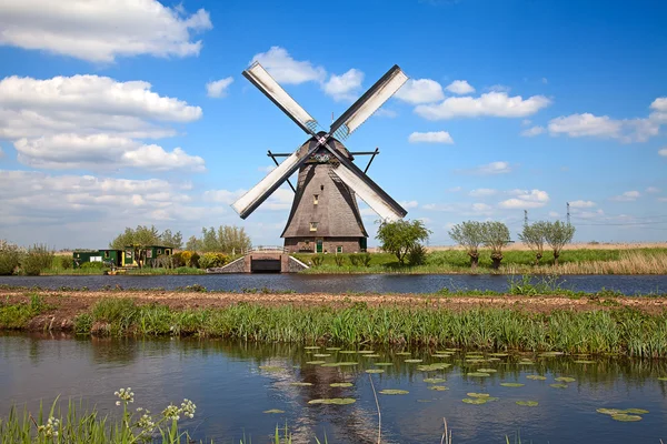 Starożytny wiatrak w pobliżu Kinderdijk — Zdjęcie stockowe