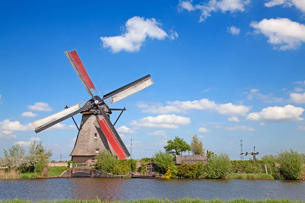 Kincir angin kuno di dekat Kinderdijk — Stok Foto