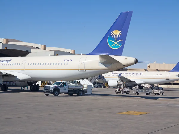 Planes preparing for take off — Stock Photo, Image