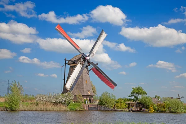Oude molen in de buurt van Kinderdijk — Stockfoto